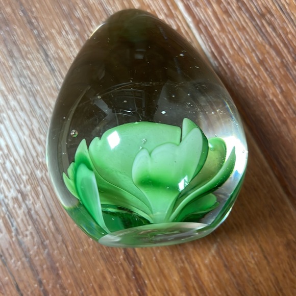 Hand Blown Glass Egg Shaped Paper Weight Green Flower - Picture 6 of 17